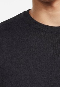 Dunkelgrauer Pullover mit ribbeligem Rundhalsausschnitt, aus weichem Strickstoff, mit glatter Textur und mittlerer Dicke.