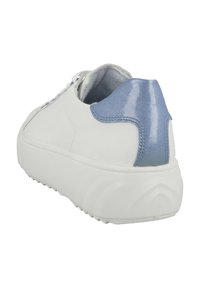 Weiße Ledersneaker mit einem glatten, glänzenden blauen Akzent an der Ferse. Dicke weiße Sohle mit strukturiertem Grip. Sauberes Design, minimales Hardware.