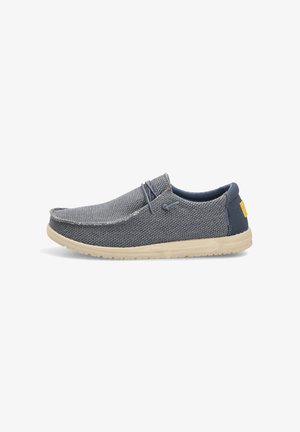 Zapato casual gris tejido tipo slip-on con suela beige, cordones elásticos y cuello acolchado en azul marino.