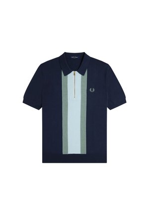Polo de manga corta azul marino con cuello con cremallera, rayas verticales en azul claro y verde, y un pequeño logotipo bordado.