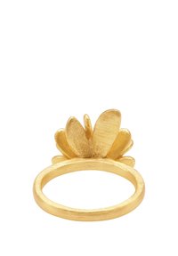 Goldring mit floralem Design, geschichteten Blütenblättern, strukturierter Oberfläche und einem glatten, runden Band.