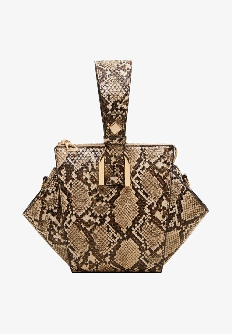 Sac à main structuré avec motif peau de serpent marron et beige, garnitures dorées et large sangle pour poignet.