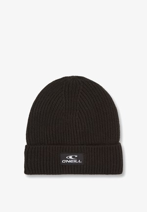 Must kaelusmüts ribakudumise tekstuuriga ja volditud servaga. Ees on valge logo silt.