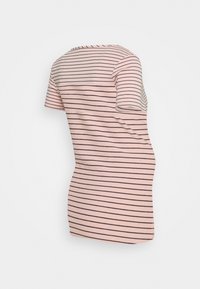 Růžové pruhované tričko vyrobené z měkké tkaniny, s kulatým výstřihem a krátkými rukávy, s tenkými černými vodorovnými proužky.