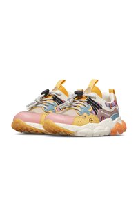 Barevné tenisky s růžovými, žlutými, modrými a oranžovými akcenty, silnými texturovanými podrážkami, šedými šňůrkami s toggle a vzorovanými textilními panely.