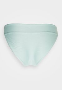 Parte de baixo de bikini verde menta com uma textura canelada, apresentando uma cintura larga e um corte clássico que oferece cobertura total.