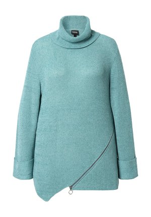 Turkoosi neulepaita, jossa on korkea kaulus, pinnan ribbitekstuuri, epäsymmetrinen helma ja sivuvetoketju lisäviehätysvoimaa varten.