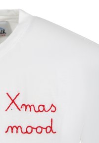 Witte katoenen t-shirt met rode geborduurde tekst "Xmas mood." V-hals ontwerp, zachte textuur en een nette afwerking aan de randen.