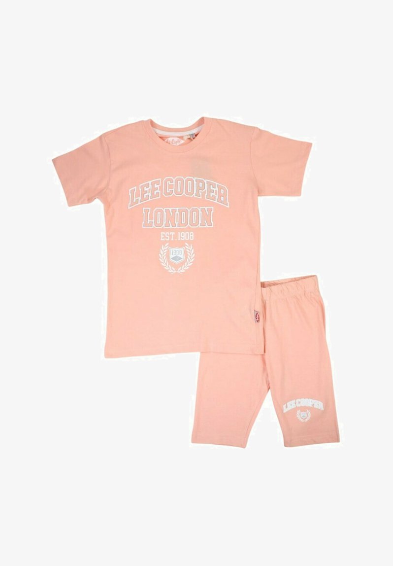 Ensemble t-shirt à manches courtes et pantalon en coton rose avec logo blanc "Lee Cooper London" et année de création 1908. Texture douce, coupe décontractée.