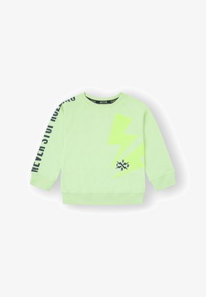 Sudadera de algodón verde claro con cuello redondo, mangas raglán, gráfico de rayo y texto negro en la manga como detalle.