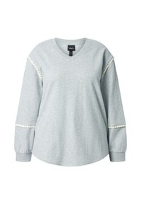 Světle šedá mikina s výstřihem do V, dlouhými rukávy a dekorativním bílým lemem podél ramen. Měkká tkanina s volným střihem a kulatým spodním lemem.