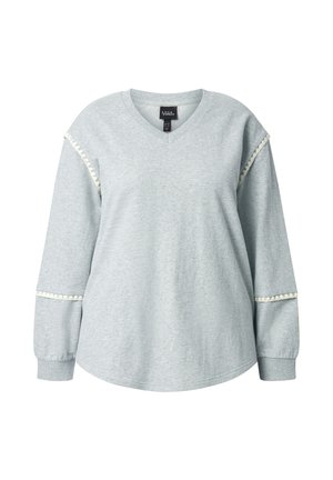Lichtgrijze sweatshirt met een V-hals, lange mouwen en decoratieve witte afwerking langs de schouders. Zachte stof met een relaxte pasvorm en afgeronde zoom.
