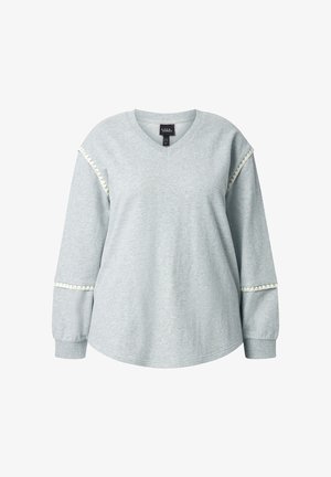 Jasnoszara bluza z dekoltem w serek, długimi rękawami i dekoracyjnym białym wykończeniem na ramionach. Miękka tkanina, luźny krój i zaokrąglony dół.