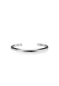 Bracelet en argent avec un design épuré et minimaliste. Présente le texte gravé "VICTORIA HYDE" sur la surface extérieure, une finition lisse et des extrémités ouvertes.