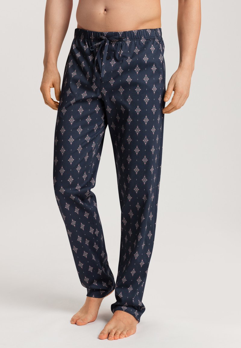 Marineblauwe pyjamabroek met een ruitpatroon in rood en wit. Gemaakt van zachte stof met een elastische tailleband en trekkoord voor een verstelbare pasvorm.