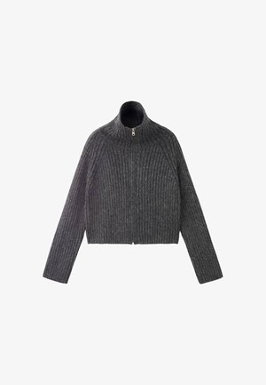 Sivi rebrasti pulover s lažim izrezom i zatvaranjem na zip. Ima duge rukave i skraćenu dužinu, izrađen od teksturirane pletivne tkanine.