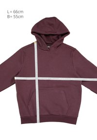 Bordeauxrode hoodie met meetlint dat lengte 66 cm en breedte 55 cm aangeeft, plat gelegd op een witte achtergrond.