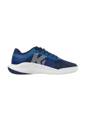 Zapatilla deportiva azul marino con suela blanca texturizada, cordones negros y el logo blanco en negrita "K" en el lateral.