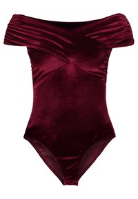 Bodysuit z tmavě červeného sametu s odhalenými rameny, s nařasením přes hruď a horní část paží, těsný silueta.