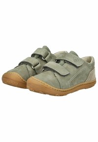 Zapatos de ante verde para niños pequeños con correas de gancho y lazo, suela de goma de color beige claro y detalles cosidos, con un diseño que presenta un respaldo estampado.