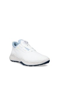 Biały but sportowy z fakturowaną podeszwą, jasnoniebieską miękką wyściółką wokół kostki oraz okrągłym systemem sznurowania na białym tle.