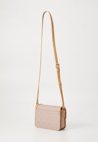 Křížová taška z texturovaného růžového materiálu s trojúhelníkovým vzorem; má světle hnědý nastavitelný popruh a zlaté kovové akcenty.