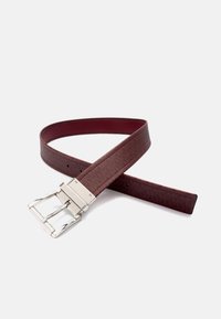 Burgundzka skórzana pasek z teksturowanym wykończeniem, z metalową klamrą srebrnego koloru i wieloma otworami do regulacji wzdłuż swojej długości.