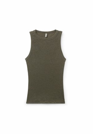 Top sin mangas de punto acanalado verde oliva con escote redondo y silueta ajustada, colocado plano sobre un fondo blanco.