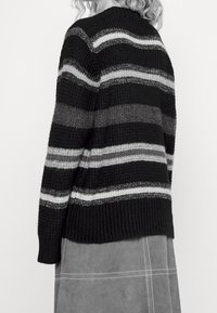 MUNTHE Strickpullover - black
