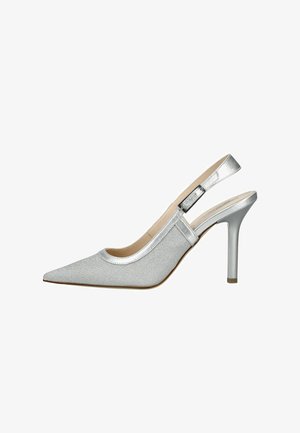 Zilverkleurige slingback pumps met hoge hak, spits toelopende neus, verstelbare gespsluiting en slanke stilettohak op witte achtergrond.
