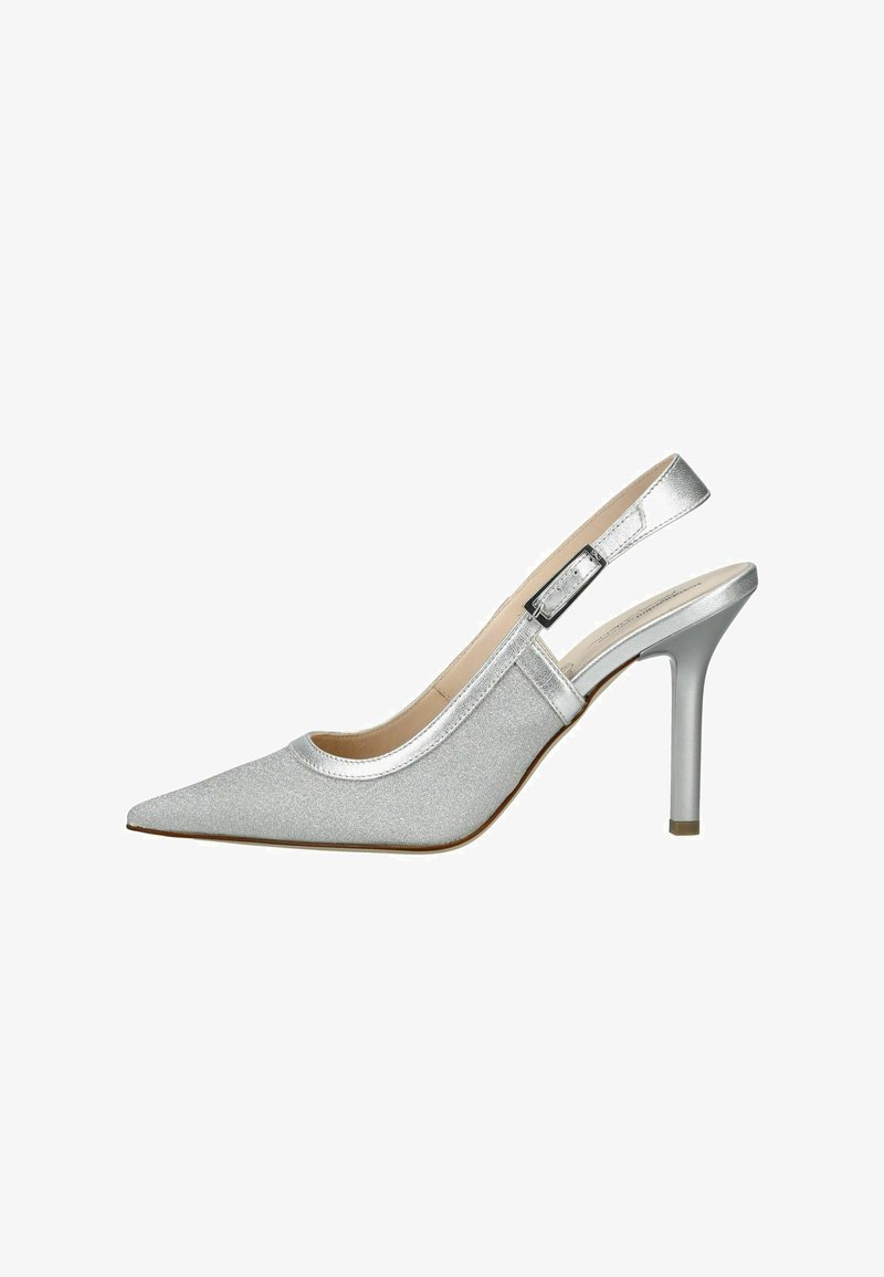 Chaussure à talon haut argentée avec bride arrière, bout pointu, sangle à boucle ajustable et talon stiletto fin sur fond blanc.