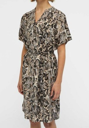 Abito a maniche corte con stampa serpente, caratterizzato da scollatura a V, cintura in vita e tessuto leggero in tonalità neutre di beige e nero.