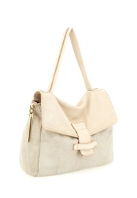 Borsa beige realizzata in tessuto testurizzato con patta strutturata, dettaglio con fibbia e una lunga tracolla per il trasporto. Presenta una chiusura con zip.