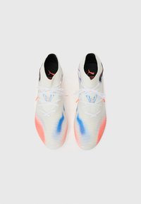 Weiße Sportschuhe mit rippeliger Textur, die blaue und pinke Farbverlaufakzente, weiße Schnürsenkel und ein schwarzes Innenfutter mit orangefarbenem Logo aufweisen.