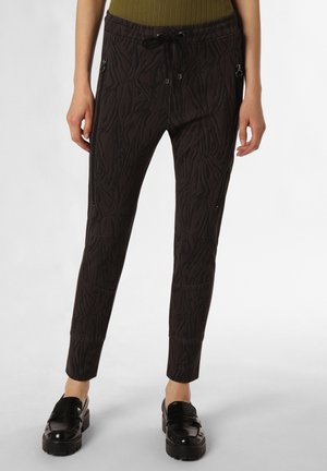 Czarne spodnie dresowe w wzory o wąskim kroju, z elastycznym pasem i sznurkiem do regulacji. Posiadają kieszenie boczne na zamek oraz teksturowany materiał.