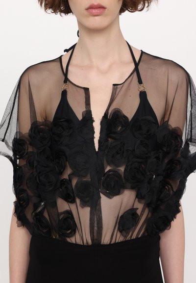 Schwarzes transparentes Top mit schwarzen Stoffrosen und tiefem V-Ausschnitt; dünne Träger mit Hardware-Details; geschichtetes, strukturiertes Design.