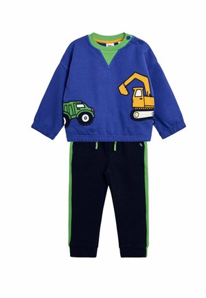Blauer Sweatshirt mit grünen Akzenten, versehen mit Grafiken eines Lastwagens und eines Baggers, kombiniert mit dunkelblauen Hosen mit grünen Seitenstreifen.