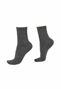 Calcetines gris de algodón con una textura suave, de altura hasta el tobillo y con la puntera y el talón reforzados. Presentan un puño acanalado en la parte superior.