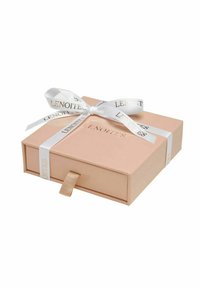 Rosa presentlåda med en slät yta, prydd med ett vitt band präglat med "LENOITES" och en praktisk dragflik för öppning.