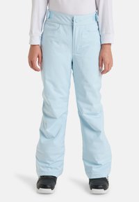 Calças de neve azul-claro com uma textura suave, cintura alta, bolsos laterais e um ajuste descontraído, combinadas com botas de neve pretas.