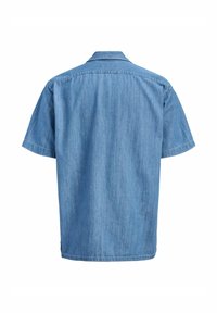 Jasnoniebieska koszula z dżinsu z krótkim rękawem, widziana od tyłu, z klasycznym kołnierzykiem i prostym dołem.