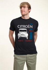 Černé tričko s motivem klasického auta Citroën 2CV, s nápisem "CITROËN 2CV PARIS FRANCE" v bílé a červené barvě.