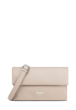 Beige kožená crossbody taška s klopovým uzávěrem, nastavitelným popruhem a raženým logem značky na přední straně. Hladký povrch s minimálním kováním.