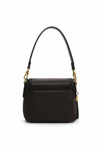 Tummanruskea nahkata handbag, jossa on jämäkkä muotoilu, lyhyt kahva, yläosan läppäkiinnitys ja kultaisista sävyistä valmistetut yksityiskohdat. Käsitelty pinta, jossa on reikiä.