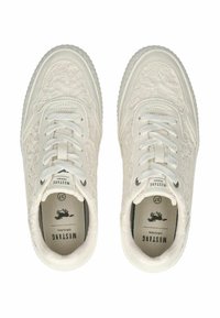 Sneakers bianchi con un design testurizzato, dotati di chiusura con lacci, punta rotonda e suola ammortizzata. Accentuati da un branding discreto sulla soletta.