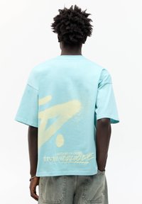 PULL&BEAR GRAPHIC SHORT SLEEVE - Printtipaita - turquoise