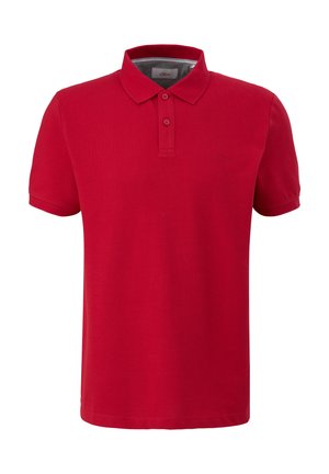 Rotes Poloshirt aus Baumwolle, mit Kragen, Dreiknopf-Leiste und kurzen Ärmeln. Der Stoff hat eine glatte Textur.
