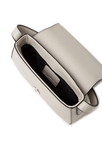 Borsa a tracolla in pelle grigia chiara con interno nero, chiusura a pattina, cuciture ordinate e un bottone argentato. Presenta un manico sottile sulla parte superiore.