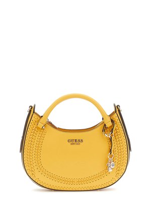 Borsa a tracolla gialla in pelle sintetica con forma curvata, dettagli cuciti lungo i bordi, maniglia superiore e un accento di charm in argento. Logo esposto.