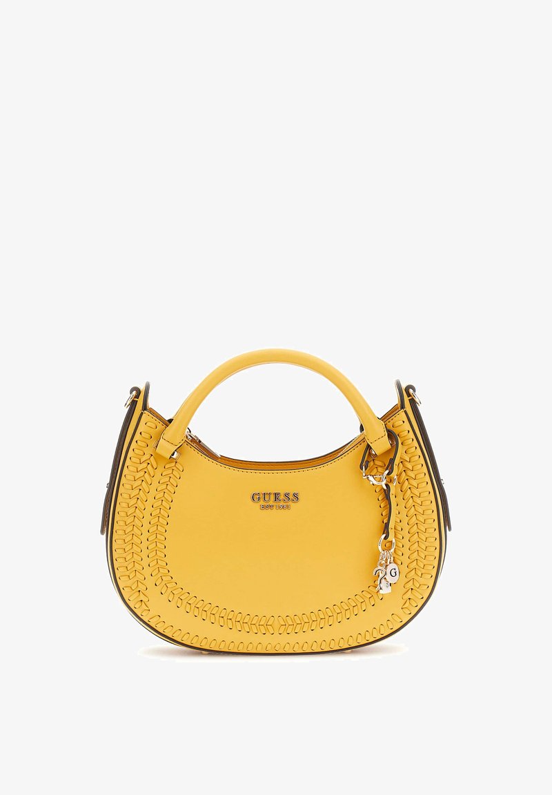 Borsa a tracolla gialla in pelle sintetica con forma curvata, dettagli cuciti lungo i bordi, maniglia superiore e un accento di charm in argento. Logo esposto.